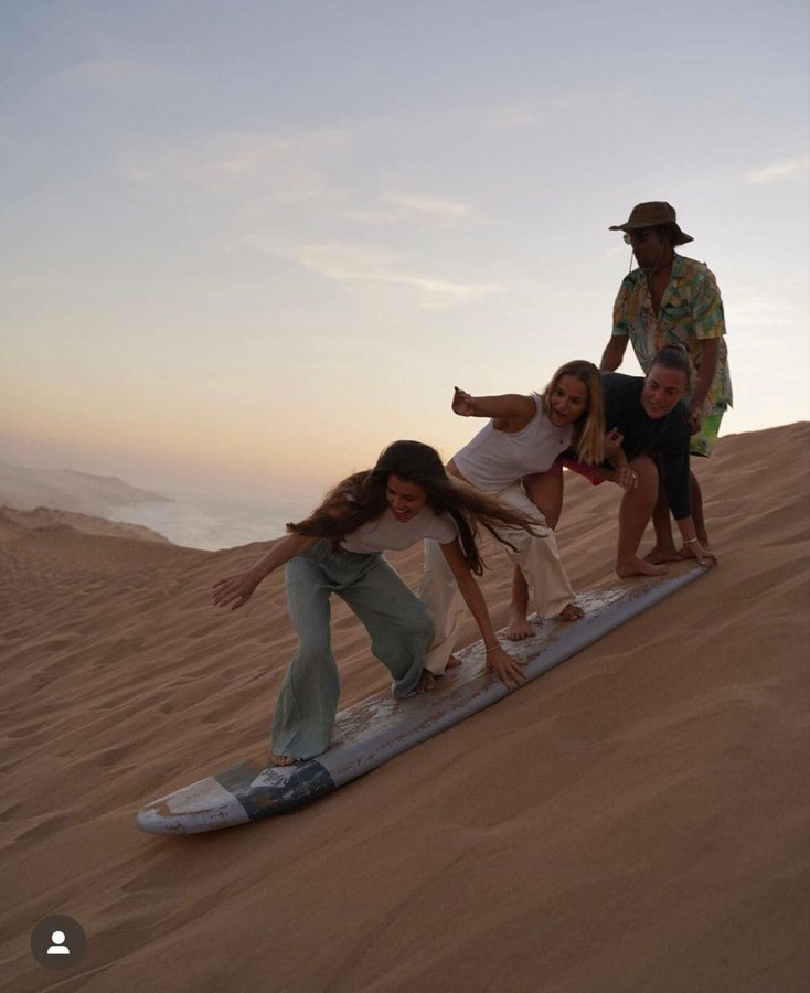 Amigos divirtiéndose en las dunas de Marruecos
