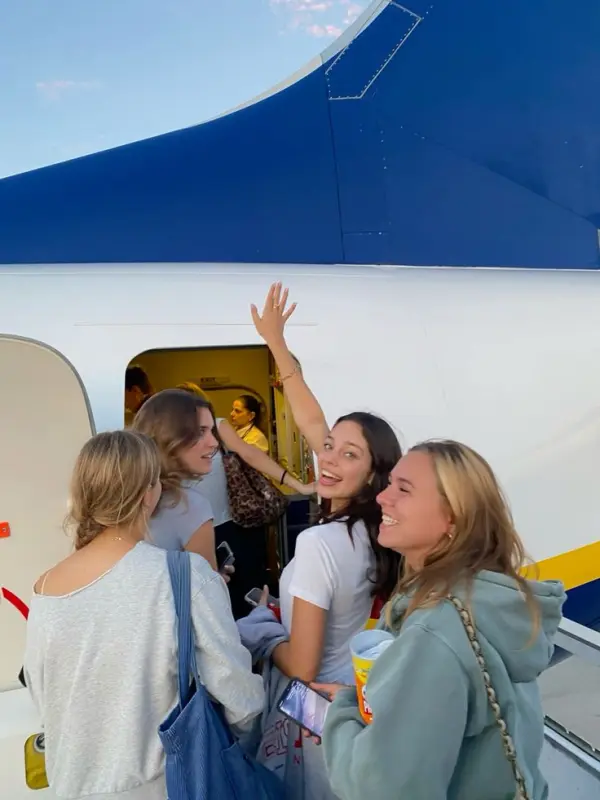 Amigas embarcando juntas en un avión para un viaje en grupo