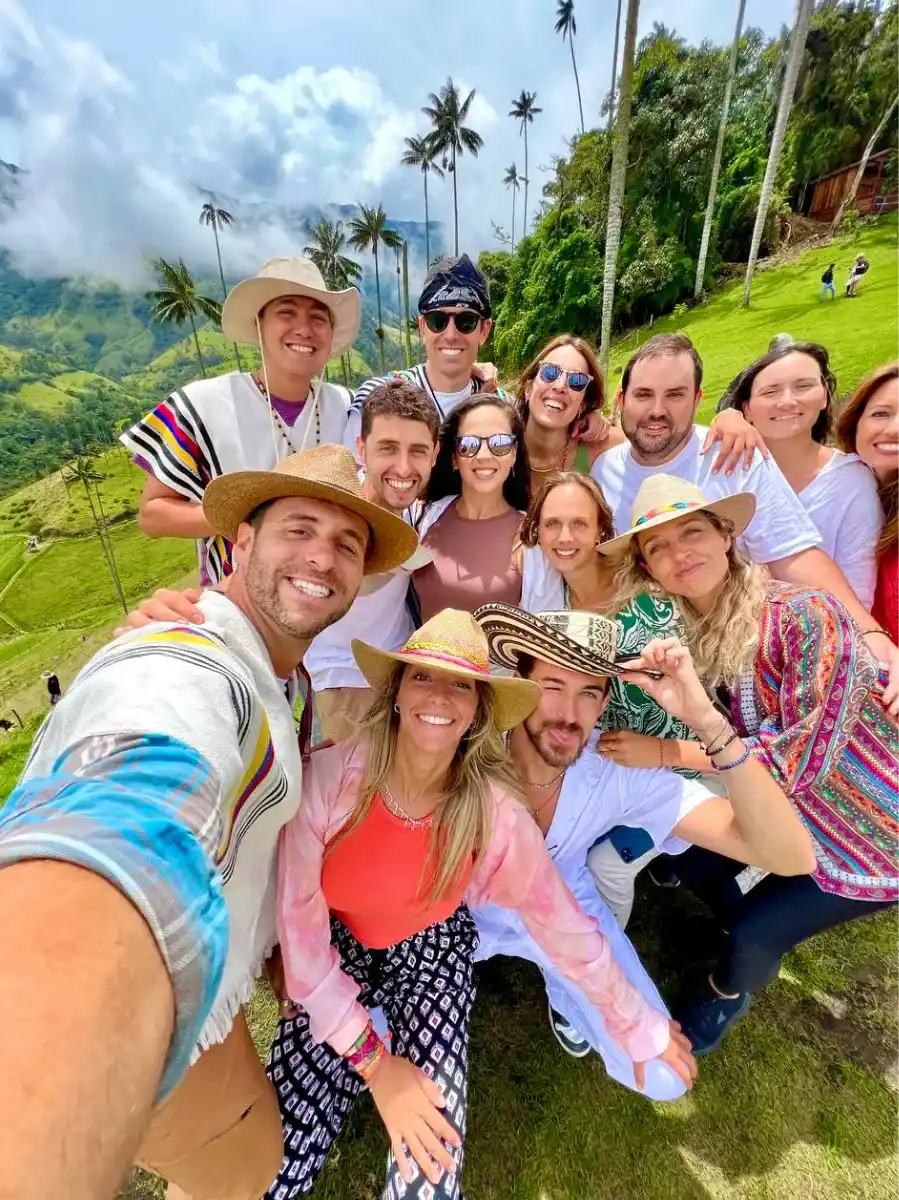 Grupo grande de amigos haciendo una foto conjunta en un viaje